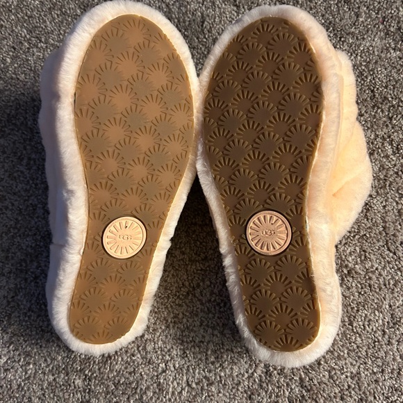NWOB slippers by UGG - Picture 7 of 7